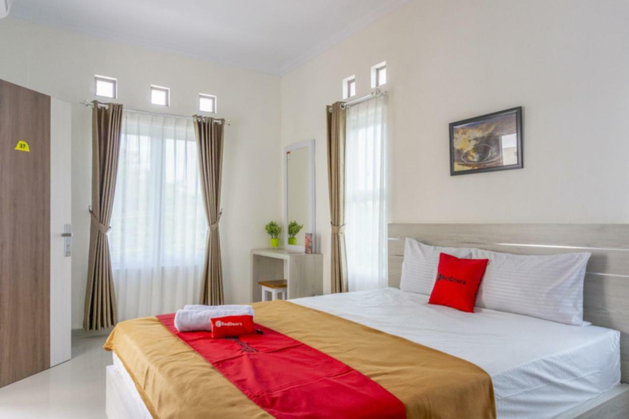 เรดดอร์ซ ชาเรียะฮ์ เนียร์ ตามัน เปลางี มอนจาลี Hotel Melati ภายนอก รูปภาพ
