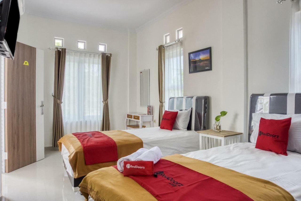เรดดอร์ซ ชาเรียะฮ์ เนียร์ ตามัน เปลางี มอนจาลี Hotel Melati ภายนอก รูปภาพ