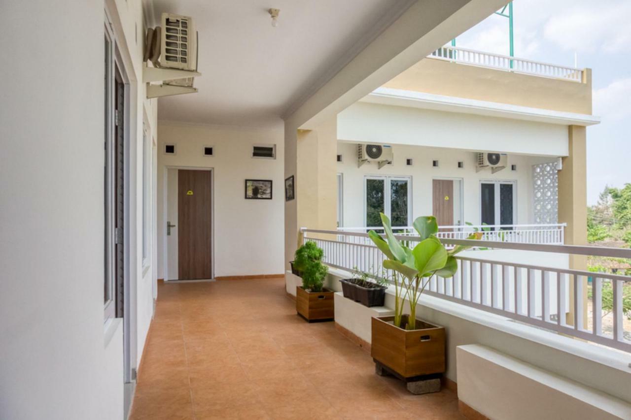 เรดดอร์ซ ชาเรียะฮ์ เนียร์ ตามัน เปลางี มอนจาลี Hotel Melati ภายนอก รูปภาพ