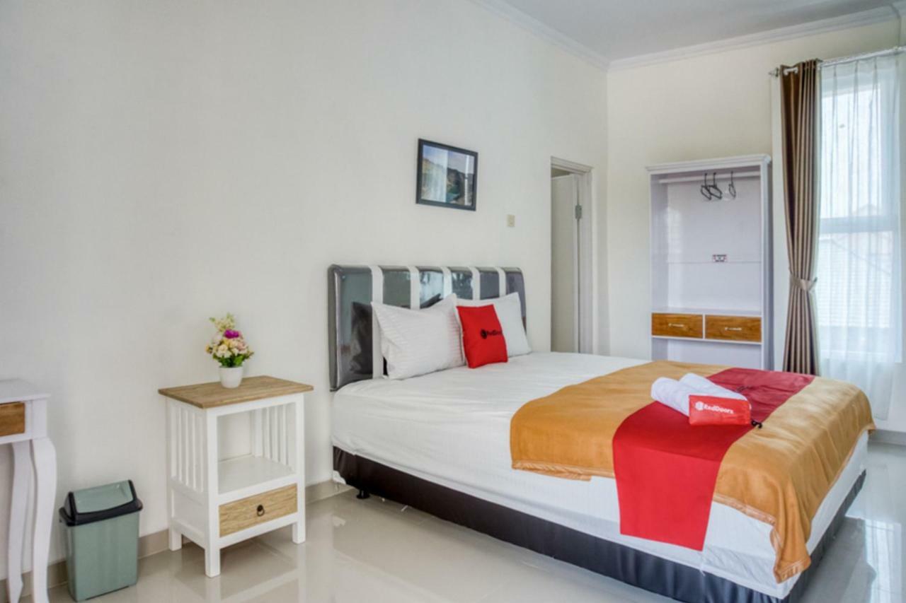 เรดดอร์ซ ชาเรียะฮ์ เนียร์ ตามัน เปลางี มอนจาลี Hotel Melati ภายนอก รูปภาพ